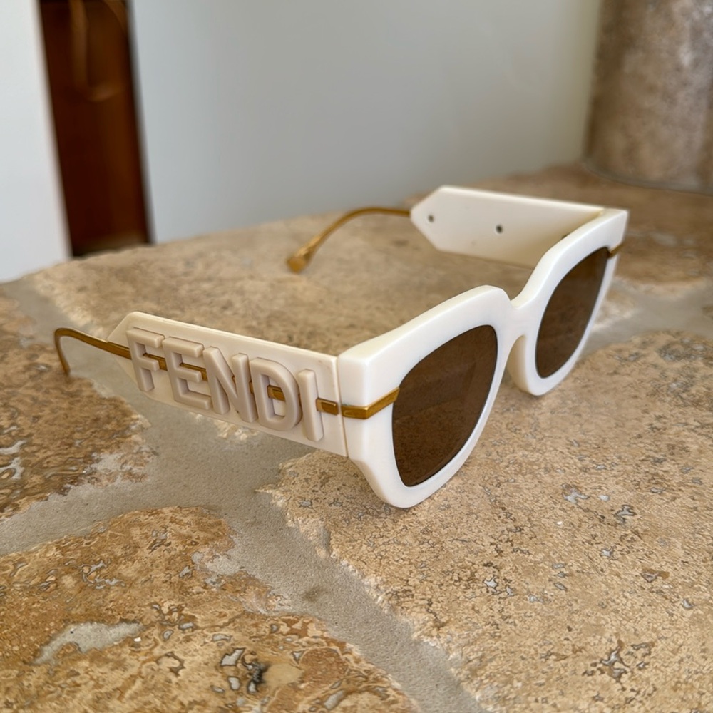 Italist Fendi Eyewear Fe40097i Ivory Sunglasses